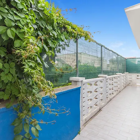 Apartment Pool House - Happy