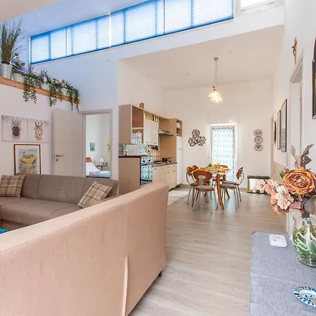 Apartment Pool House - Happy